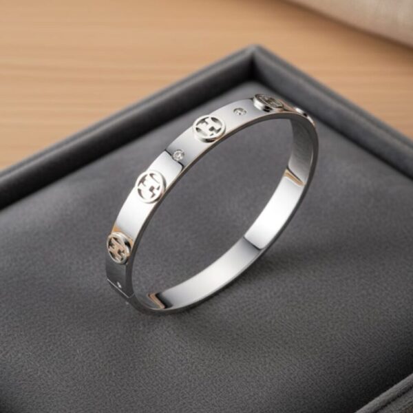 The Interlocking Cuff